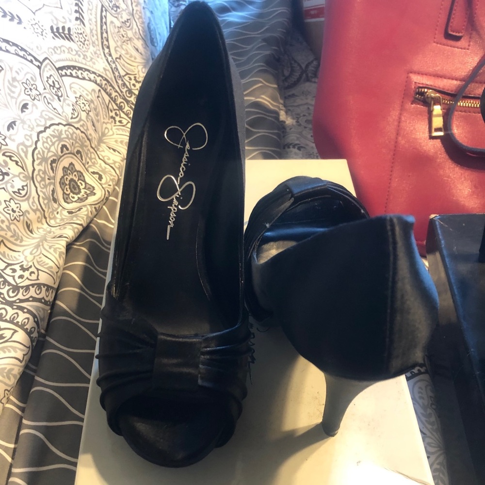 Jessica Simpson Black Satin Peep Toe pumps